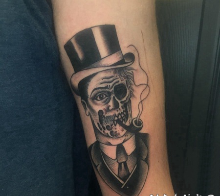 人物肖像纹身 女生手臂上素描的人物纹身图片