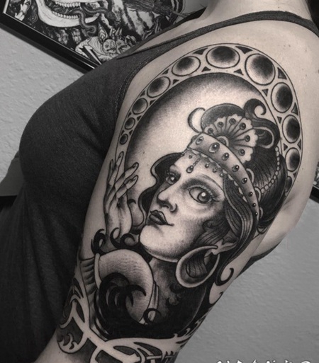 人物肖像纹身 女生手臂上素描的人物肖像纹身