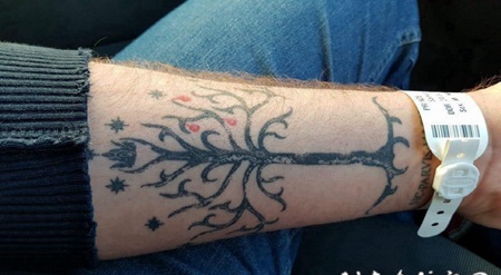 手部树木纹身 男生手臂上黑色的手部树木纹身图片