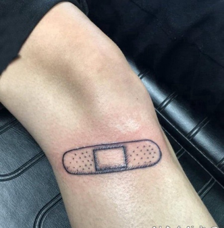 腿部纹身 男生腿上黑色的创口贴纹身图片