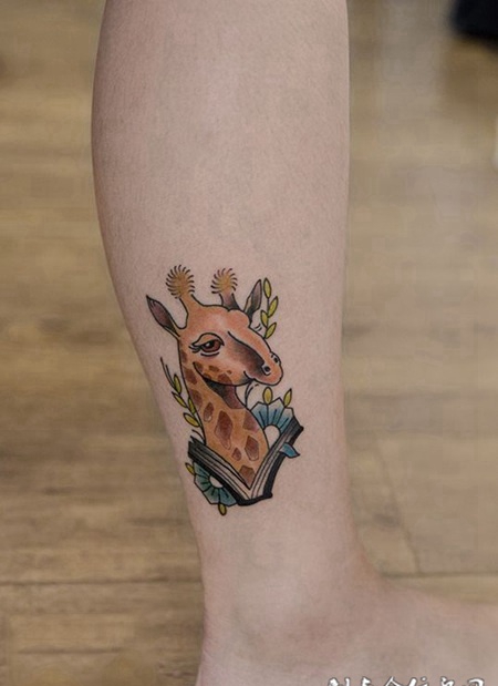 站的高望的远，手臂可爱长颈鹿卡通纹身