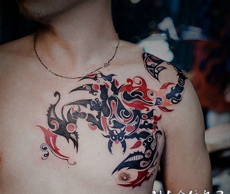 愤怒烈焰，帅气的胸口蝎子图腾纹身