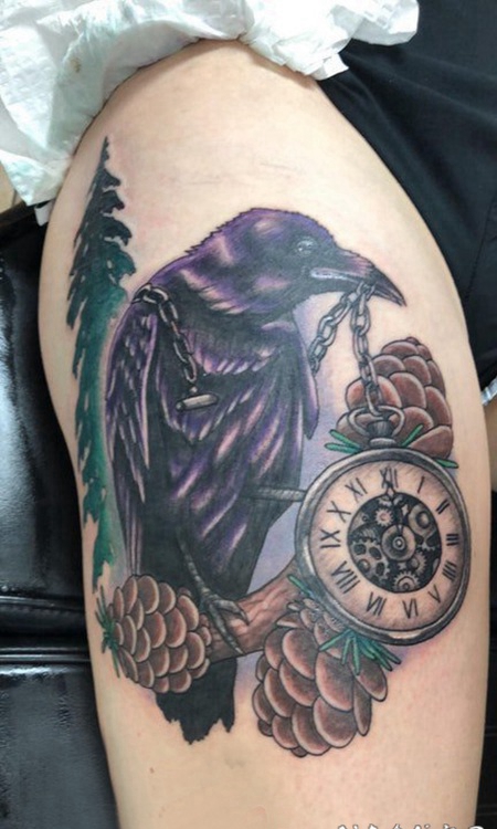 乌鸦纹身 女生大腿上乌鸦和钟表纹身图片