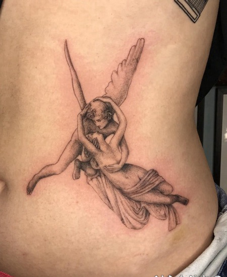 纹身守护天使 女生腹部黑灰的守护天使纹身图片