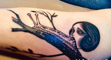 纹身树枝 女生手臂上树枝与女孩纹身图片