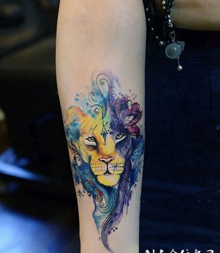 七彩狮王心，手臂水彩狮子纹身图案
