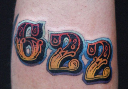 小腿上的622数字纹身图案