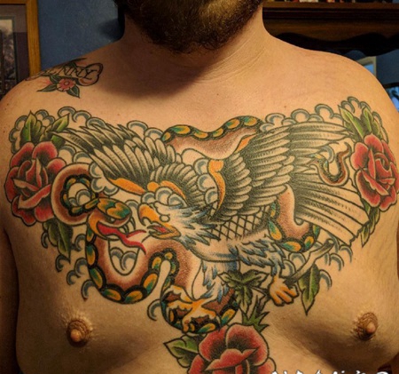 蛇和老鹰纹身 男生胸前创意的蛇和老鹰纹身图片