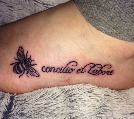 小蜜蜂纹身 小清新文艺纹身素描小蜜蜂纹身图案