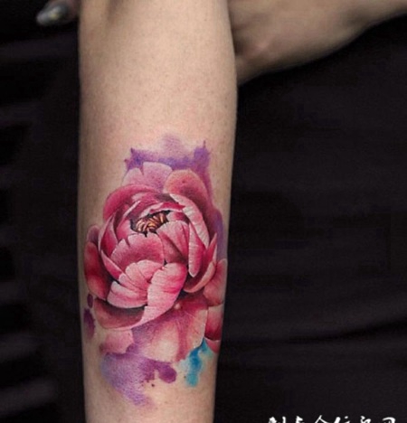 美丽绽放，手臂色彩鲜艳的牡丹花彩绘纹身