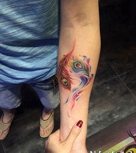 凤毛麟角，手臂颜色鲜艳的凤凰羽毛纹身
