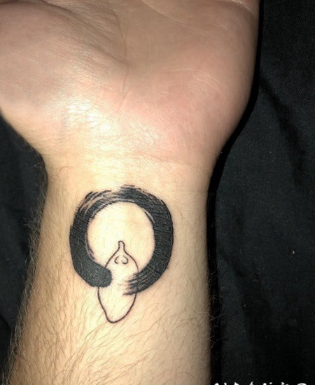 泼墨纹身 男生手腕上黑色的圆形纹身图片