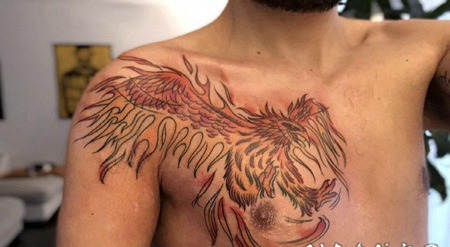 老鹰纹身 男生胸前彩色的老鹰纹身图片