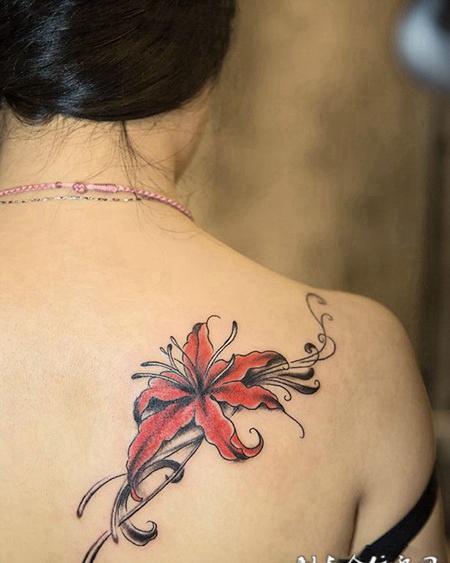 花开绕过美人背，后背彼岸花彩绘纹身