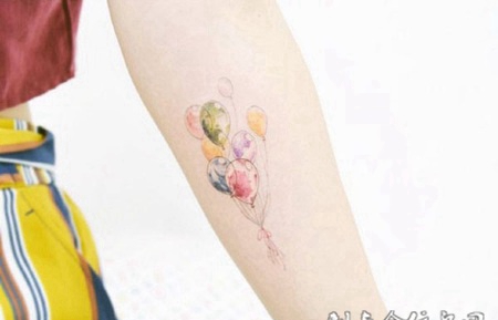 放飞心情，手臂个性气球彩绘纹身