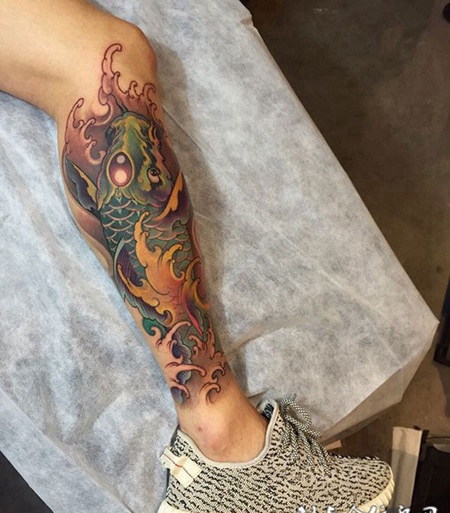 兴风作浪，小腿锦鲤彩绘纹身
