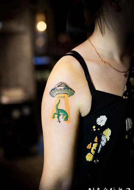 神秘飞碟，手臂UFO恐龙卡通纹身
