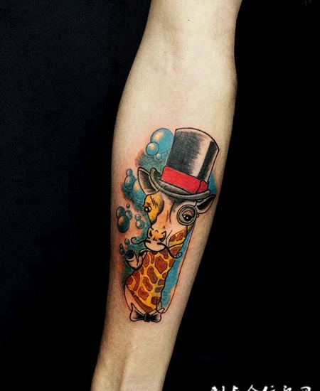 戴帽子的长颈鹿先生，可爱的手臂卡通纹身