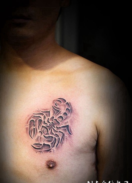 图腾的印记，胸口d烙印蝎子纹身