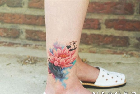 清风送花香，脚踝淡雅莲花水彩纹身