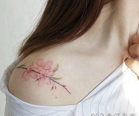 桃花朵朵开，美女披肩清新桃花纹身