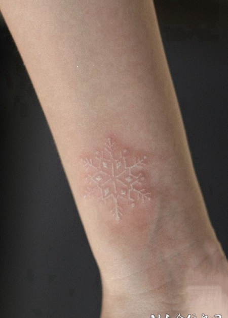 高冷的美丽，手臂雪花隐形纹身