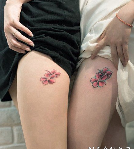 象征纯洁的友情，闺蜜大腿樱花纹身图案