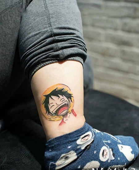 发自内心的笑容，腿部海贼王路飞卡通纹身
