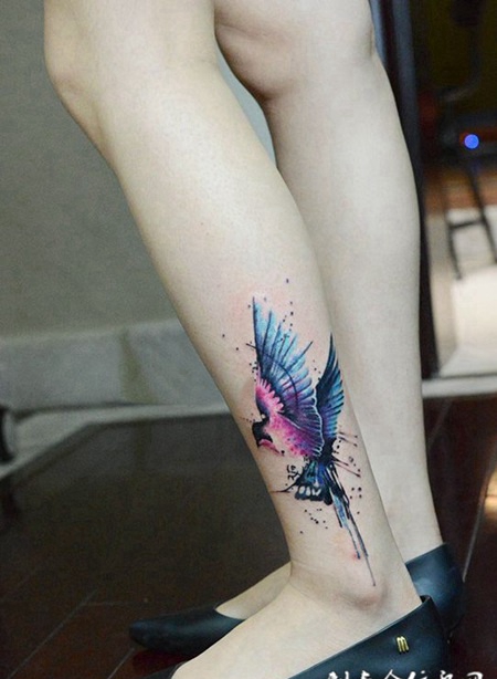 自由翱翔，小腿水彩燕子纹身图案