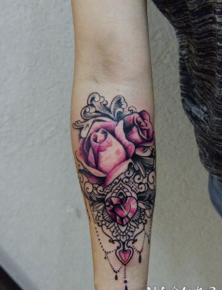 娇艳欲滴，手臂蕾丝玫瑰纹身