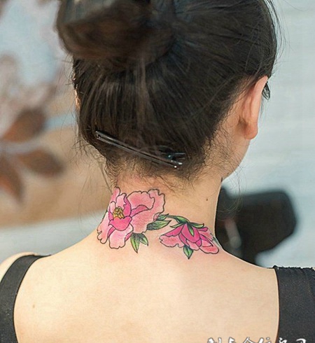 缠绕之美，颈部牡丹纹身图案