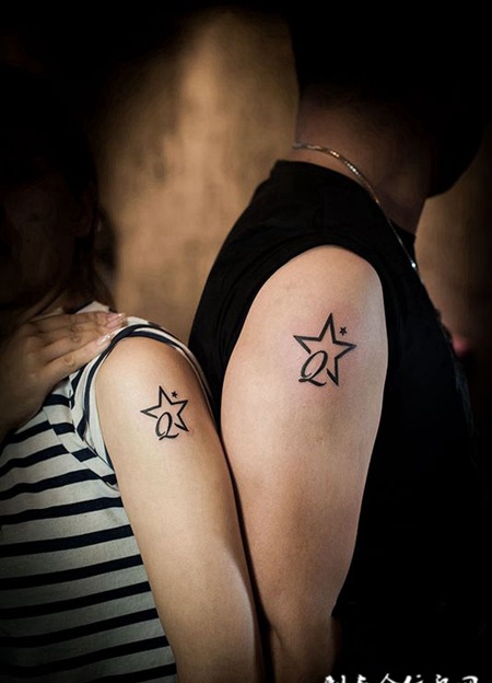 点亮心扉，情侣手臂星星图腾纹身