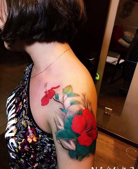 妖艳似花开，手臂色彩明丽的花蕊纹身