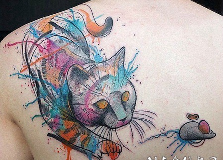 后背猫捉老鼠个性彩绘纹身图案