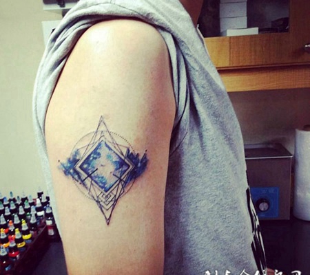 浩瀚星空近在咫尺，手臂几何图形星空彩绘纹身