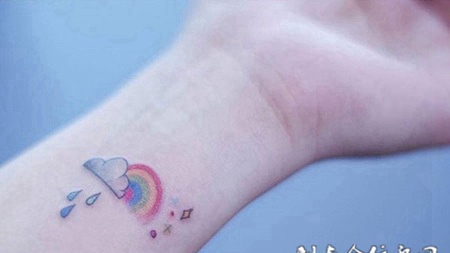 雨后彩虹，手腕上的小清新彩绘纹身