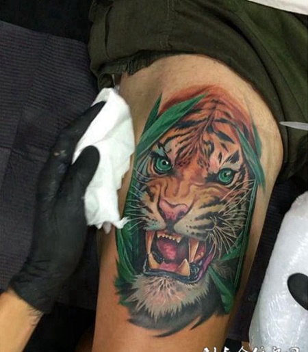 威震山林，大腿虎头彩绘纹身