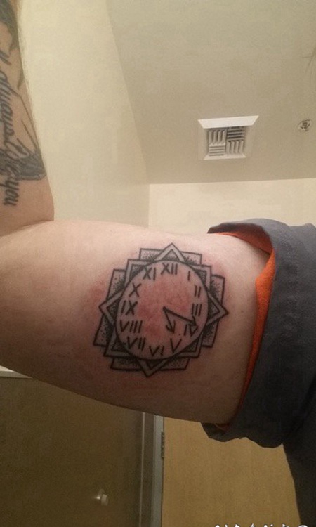 纹身钟表 男生手臂上时钟纹身图片