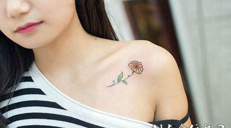 淡雅袭人，美女锁骨处清新雏菊纹身