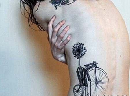 清新日式腰部纹身