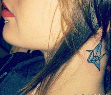 时尚精美颈部纹身