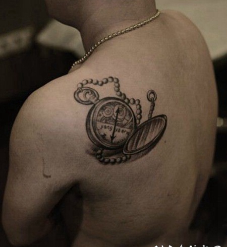 个性复古肩部黑白纹身