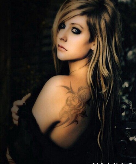 艾薇儿背部纹身图案