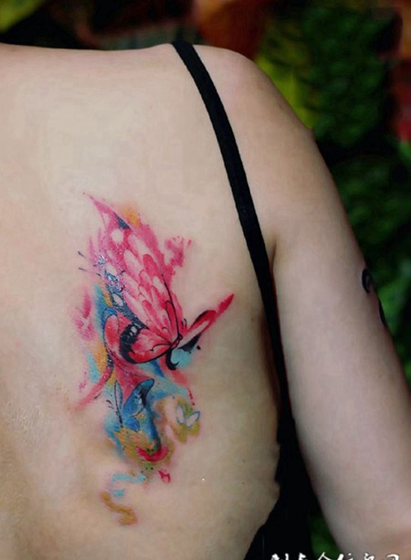 彩蝶飞舞，后背水彩蝴蝶唯美纹身