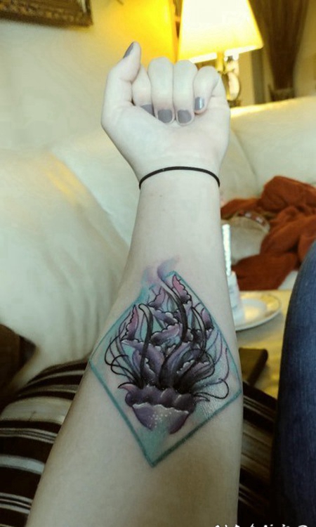 手臂纹身素材 女生手臂上菱形和水母纹身图片