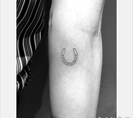 简单线条纹身 简单线条纹身素描马蹄形纹身图案