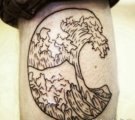 纹身浪花 男生小腿上黑色的浪花纹身图片