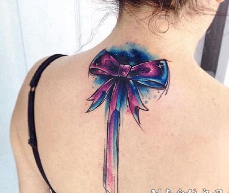梦幻女人心，后背炫彩蝴蝶结纹身