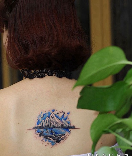 冰山下的巨兽，后背冰山鲸鱼彩绘纹身