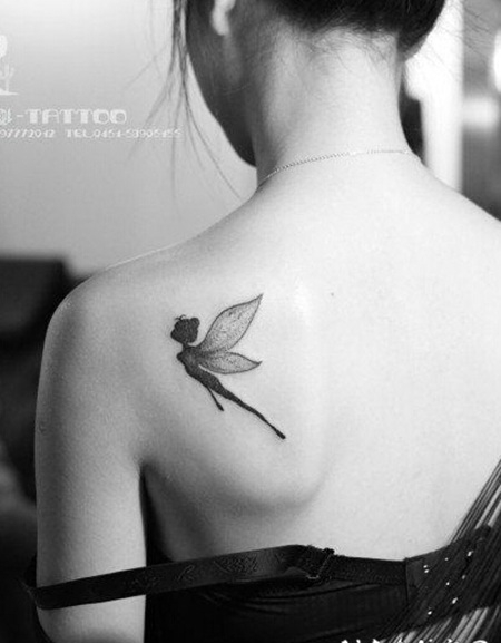 优雅黑白肩部纹身